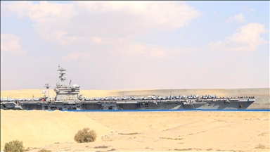 ABD uçak gemisi, Süveyş Kanalı'ndan geçerken görüntülendi