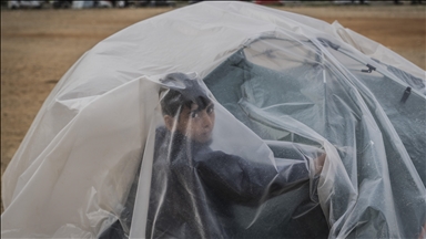 İsrail saldırıları nedeniyle evlerini terk etmek zorunda kalan Lübnanlılar, günlerini sokakta geçiriyor