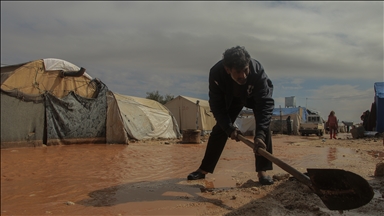 Suriye'de Halep’in kuzeyinde sel nedeniyle sığınmacıların kampları su altında kaldı