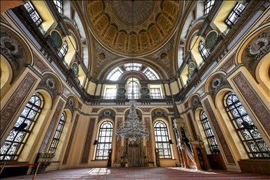 جامع "طولمه باغجه"… جوهرة عثمانية على ضفاف البوسفور