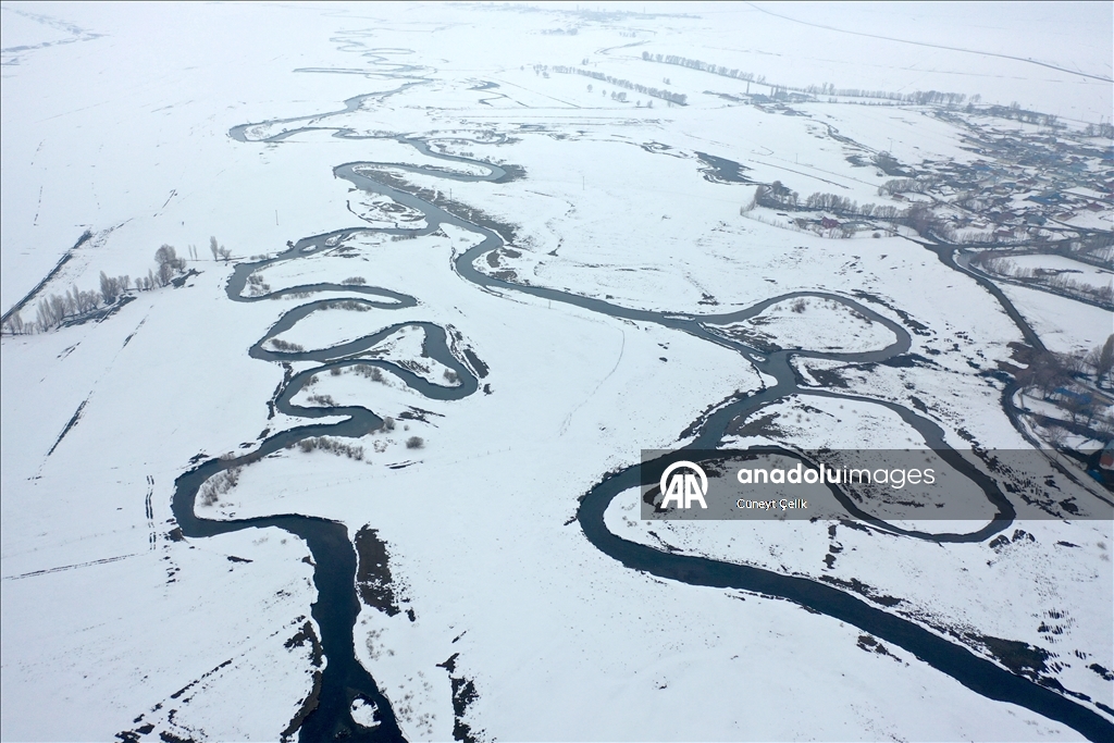 Извилистые русла на заснеженной Карсской равнине сняли с дрона