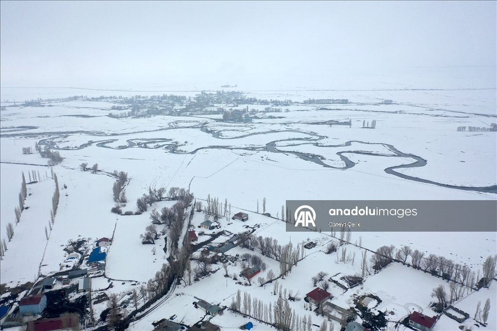 Извилистые русла на заснеженной Карсской равнине сняли с дрона