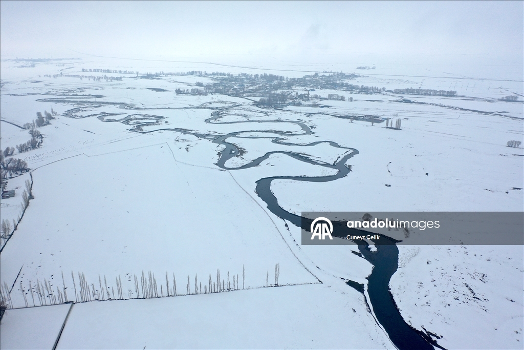 Извилистые русла на заснеженной Карсской равнине сняли с дрона
