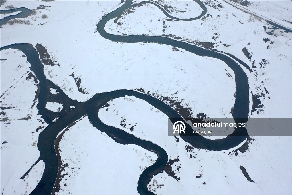 Извилистые русла на заснеженной Карсской равнине сняли с дрона