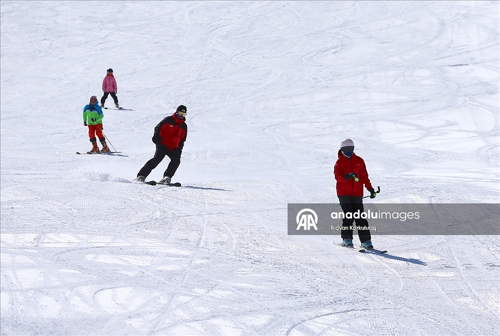 Весеннее катание на лыжах в горнолыжном центре Хесарек