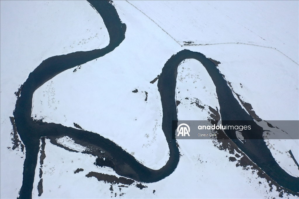 Извилистые русла на заснеженной Карсской равнине сняли с дрона