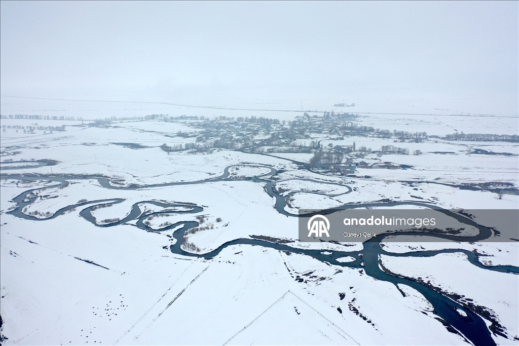 Извилистые русла на заснеженной Карсской равнине сняли с дрона