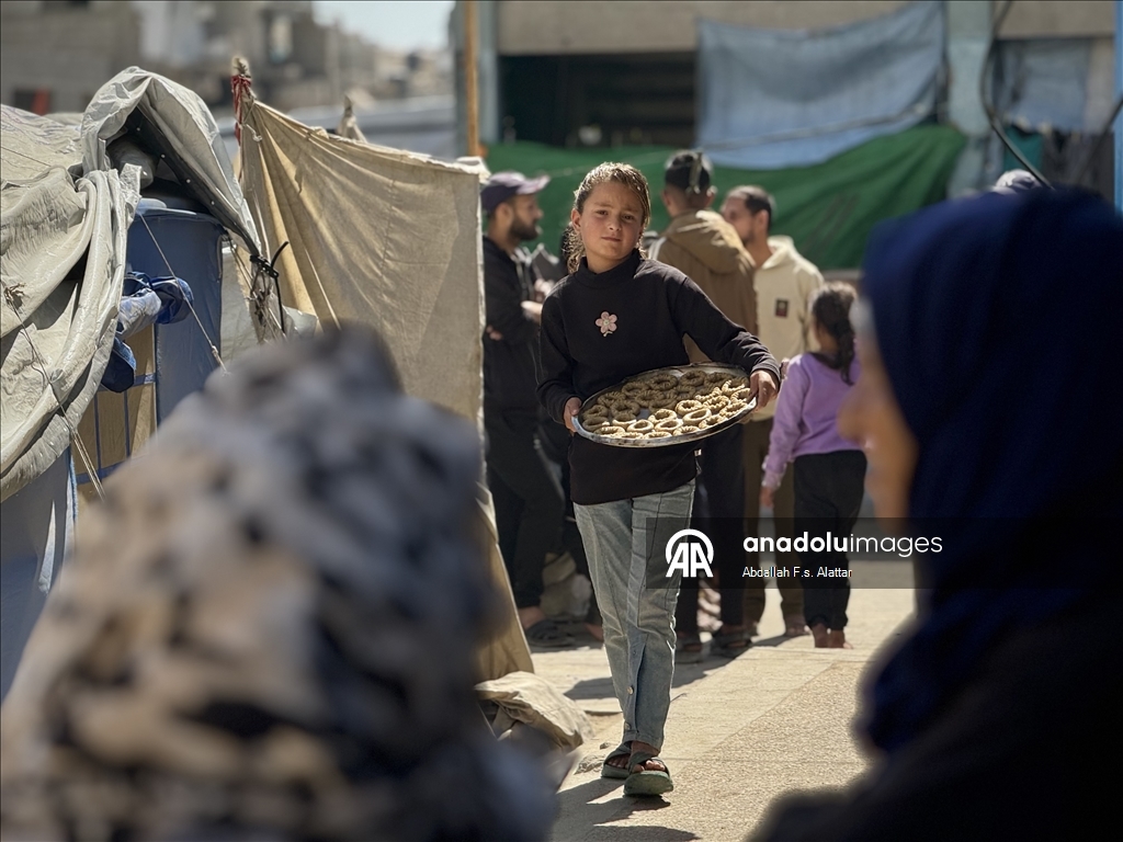 Gazze’de bayram kurabiyeleri yokluk içinde hazırlanıyor