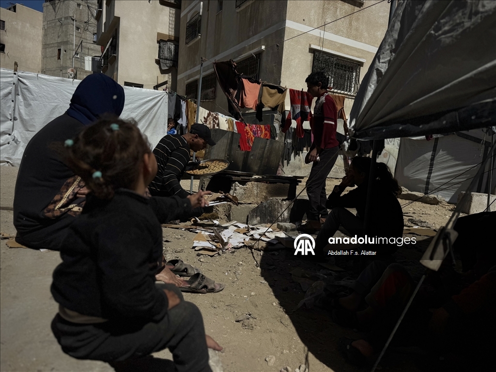 Gazze’de bayram kurabiyeleri yokluk içinde hazırlanıyor