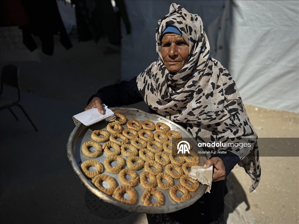 Gazze’de bayram kurabiyeleri yokluk içinde hazırlanıyor