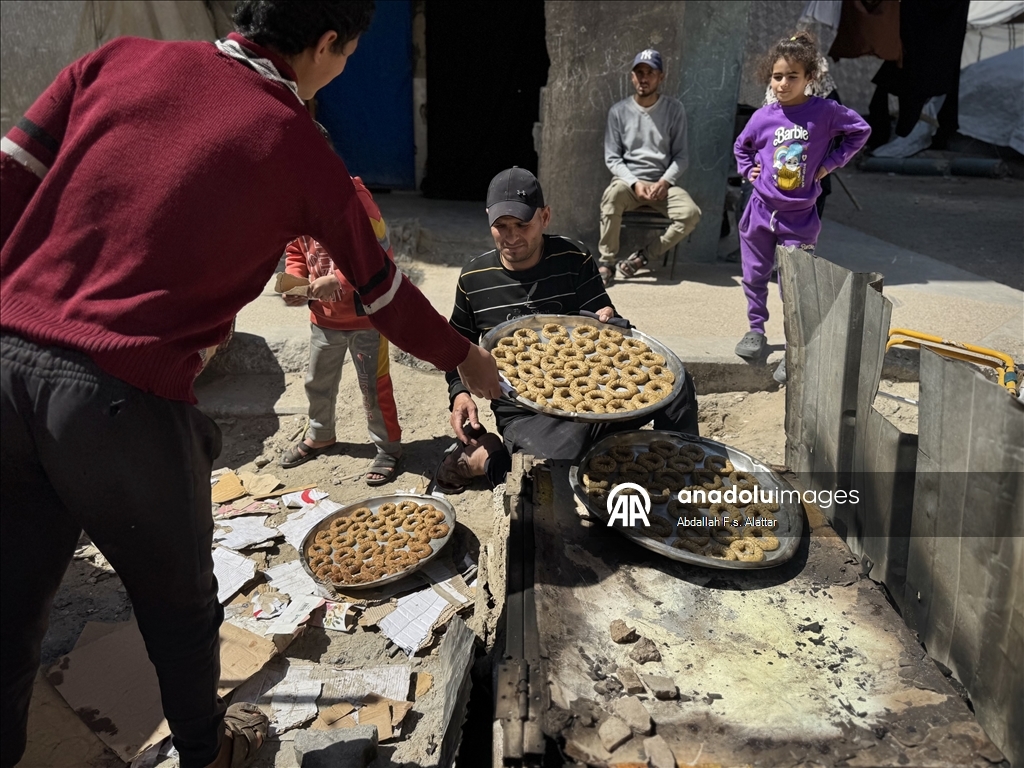 Gazze’de bayram kurabiyeleri yokluk içinde hazırlanıyor