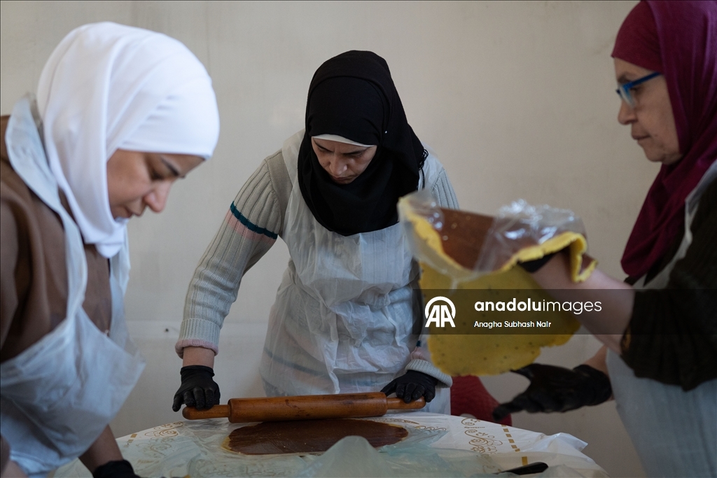 Палестинки, живущие в Сирии, готовят традиционное праздничное печенье