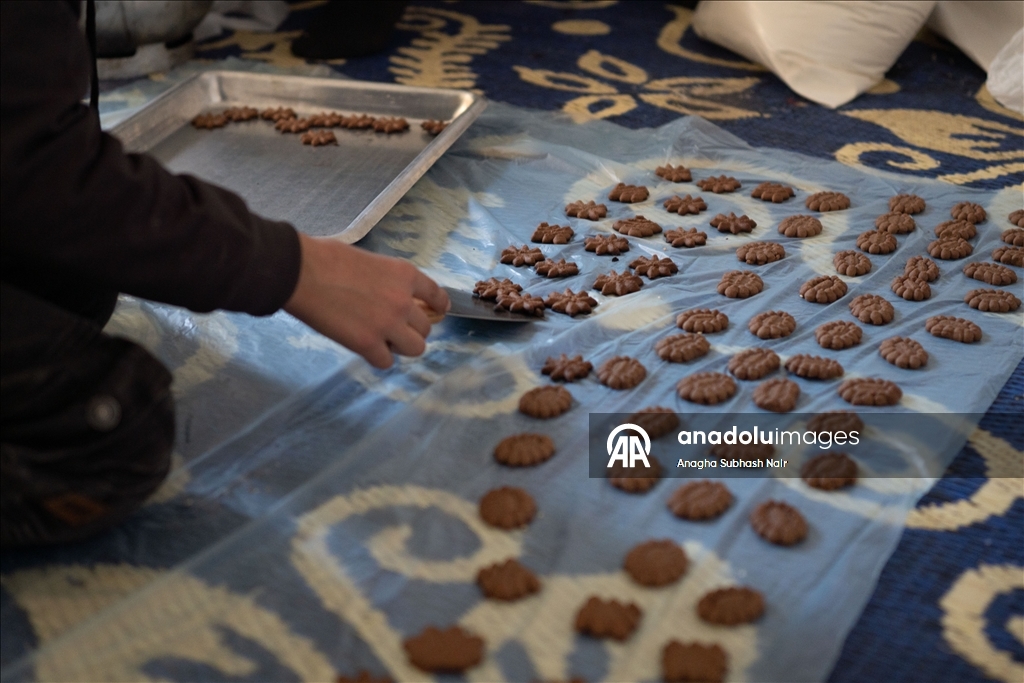 Палестинки, живущие в Сирии, готовят традиционное праздничное печенье