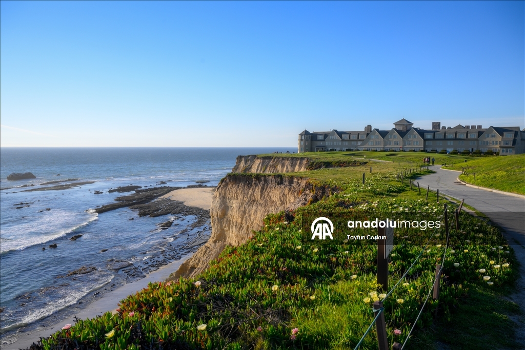 Гольф-кар замечен на закате у побережья в Халф-Мун-Бей