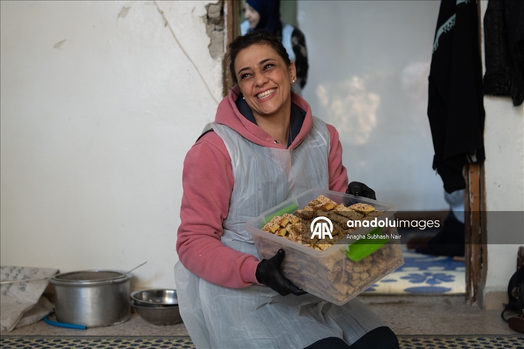 Suriye'de yaşayan Filistinli kadınlar, geleneksel 'bayram kurabiyesi' hazırlıyor