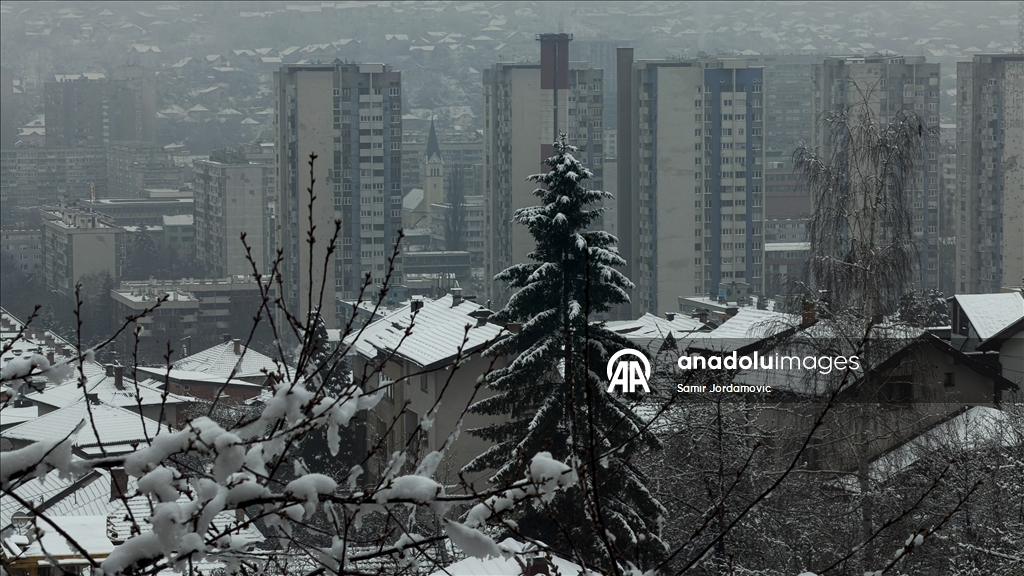 Snijeg prekrio behar u Sarajevu