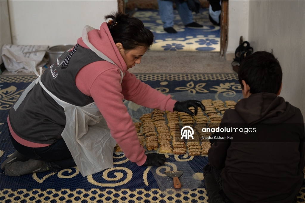 Suriye'de yaşayan Filistinli kadınlar, geleneksel 'bayram kurabiyesi' hazırlıyor