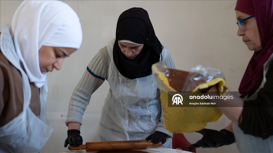 Suriye'de yaşayan Filistinli kadınlar, geleneksel 'bayram kurabiyesi' hazırlıyor