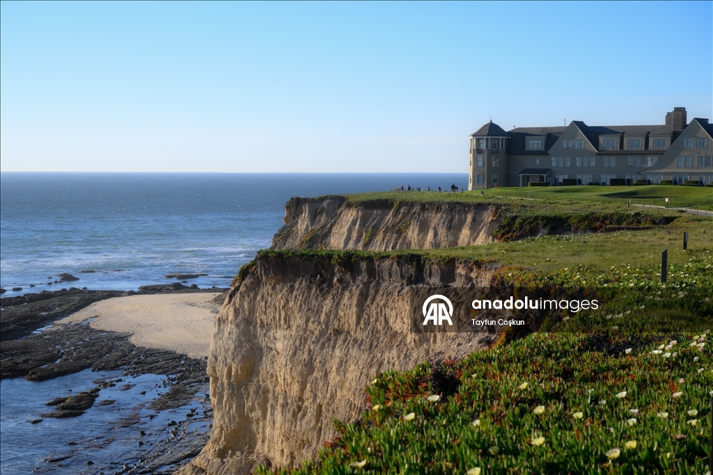 Гольф-кар замечен на закате у побережья в Халф-Мун-Бей