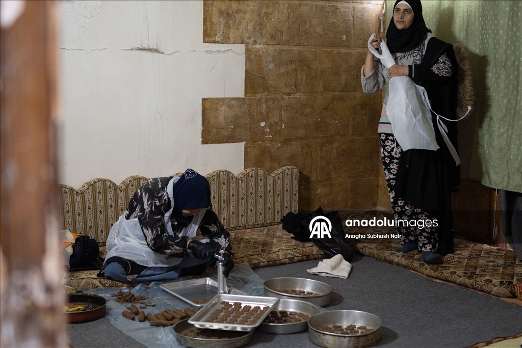 Палестинки, живущие в Сирии, готовят традиционное праздничное печенье