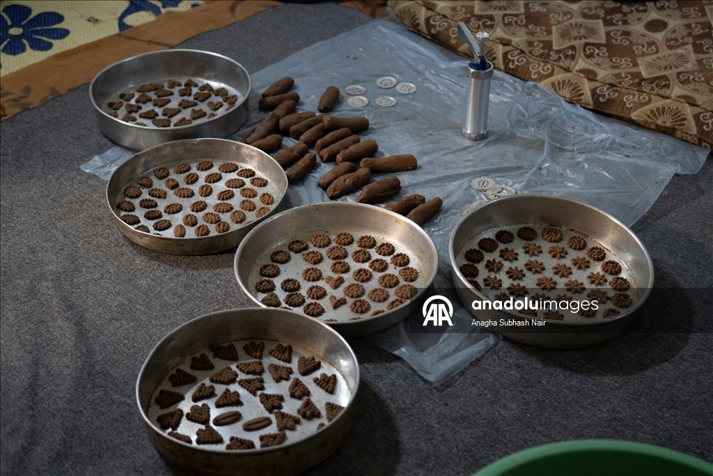 Suriye'de yaşayan Filistinli kadınlar, geleneksel 'bayram kurabiyesi' hazırlıyor