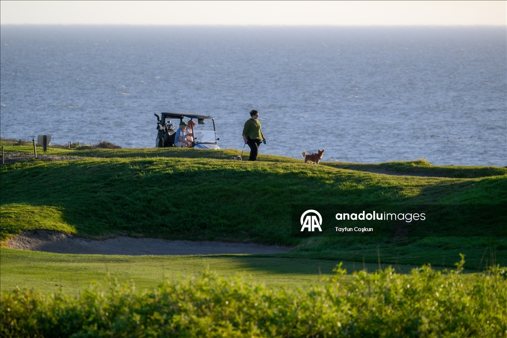 Гольф-кар замечен на закате у побережья в Халф-Мун-Бей