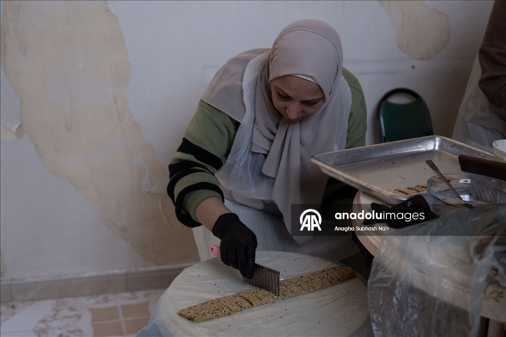 Палестинки, живущие в Сирии, готовят традиционное праздничное печенье