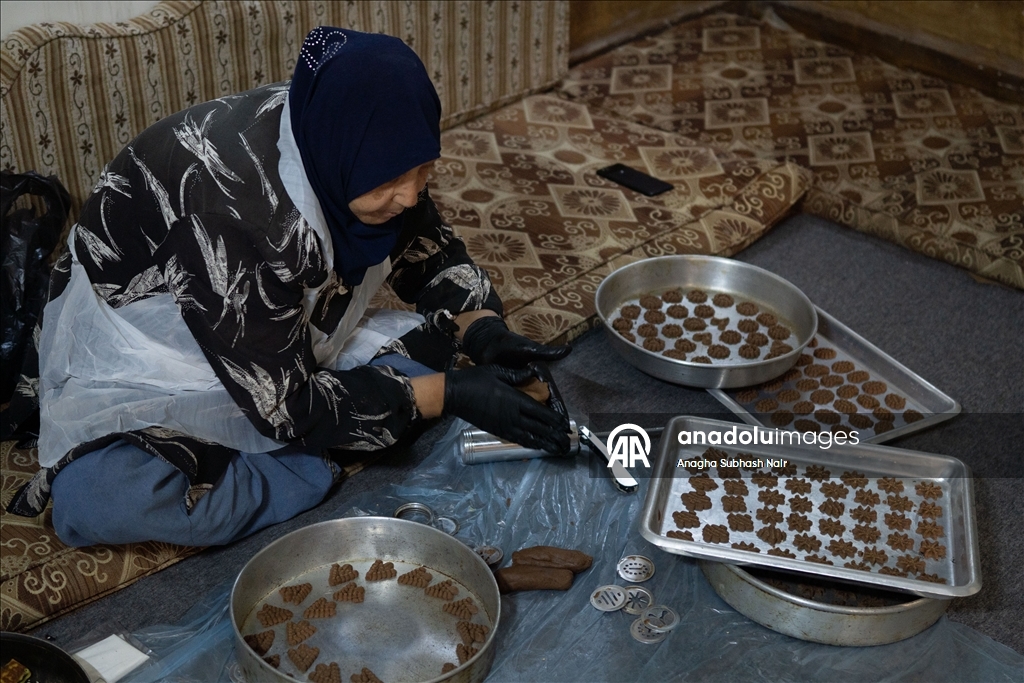 Палестинки, живущие в Сирии, готовят традиционное праздничное печенье
