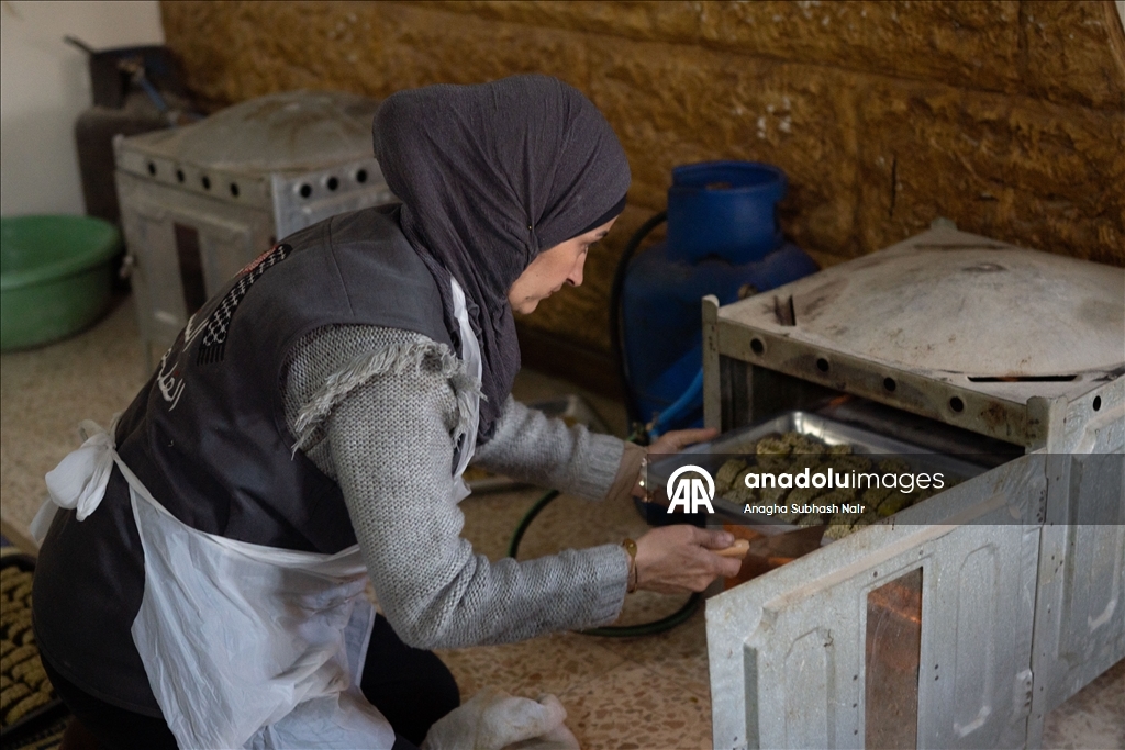 Палестинки, живущие в Сирии, готовят традиционное праздничное печенье
