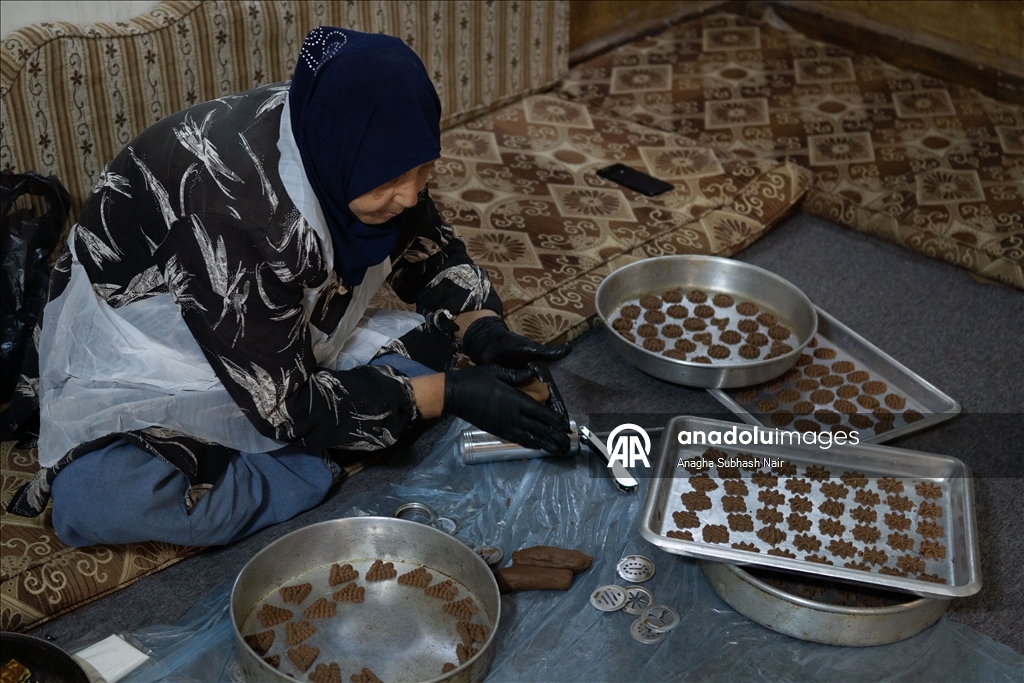 Suriye'de yaşayan Filistinli kadınlar, geleneksel 'bayram kurabiyesi' hazırlıyor