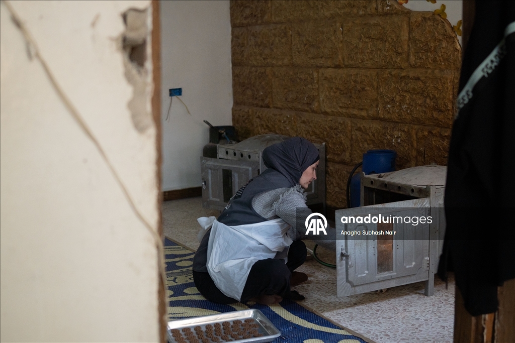 Палестинки, живущие в Сирии, готовят традиционное праздничное печенье