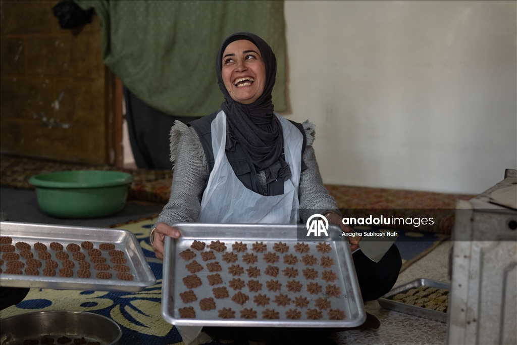 Палестинки, живущие в Сирии, готовят традиционное праздничное печенье