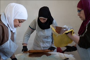Палестинки, живущие в Сирии, готовят традиционное праздничное печенье