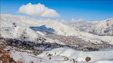 Hakkari'de beyaz örtüyle kaplı dağlardaki kar manzarası dronla görüntülendi