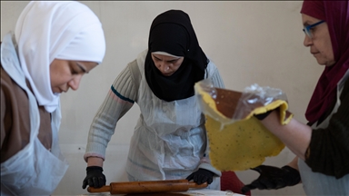 Suriye'de yaşayan Filistinli kadınlar, geleneksel 'bayram kurabiyesi' hazırlıyor