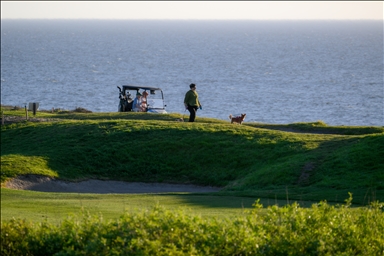 Гольф-кар замечен на закате у побережья в Халф-Мун-Бей