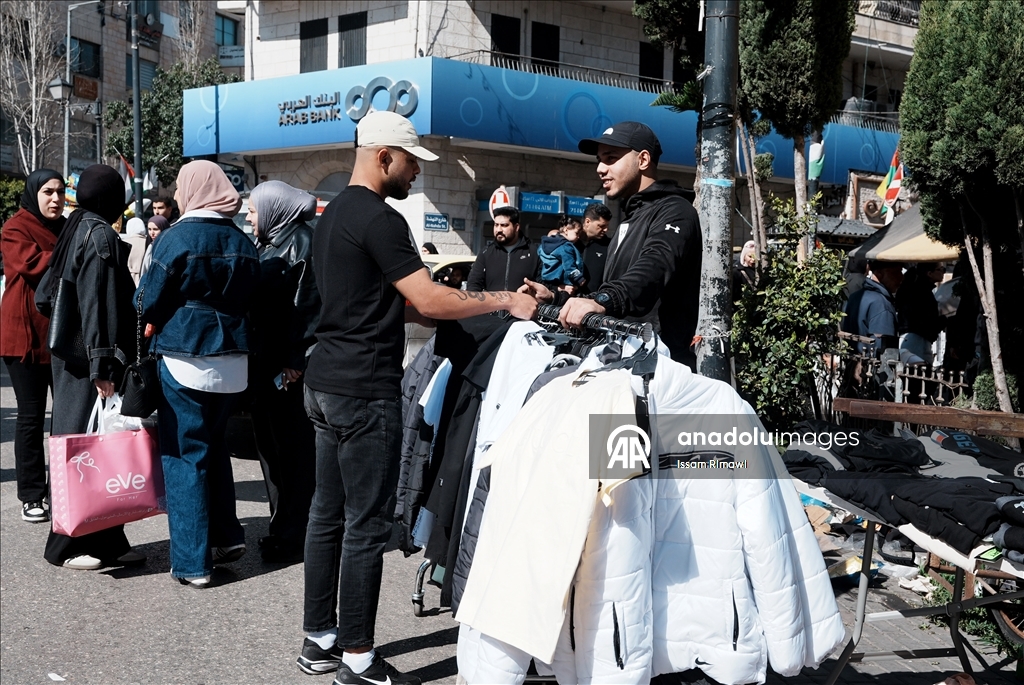 عيد الفطر بالضفة.. استعدادات خجولة وركود سببه إسرائيل 