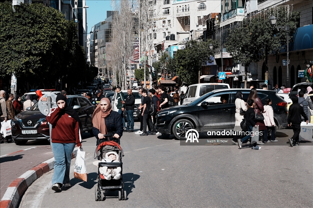 عيد الفطر بالضفة.. استعدادات خجولة وركود سببه إسرائيل 