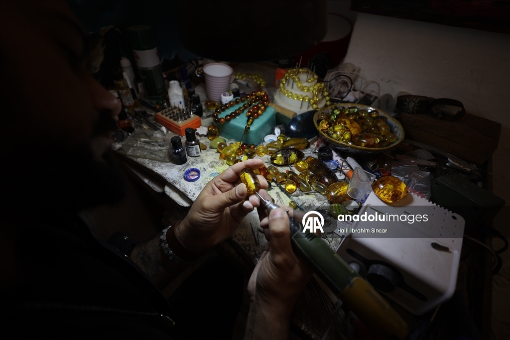 بإبرة وصبر.. فنان ينحت معالم تركيا داخل حبّات السبّحة