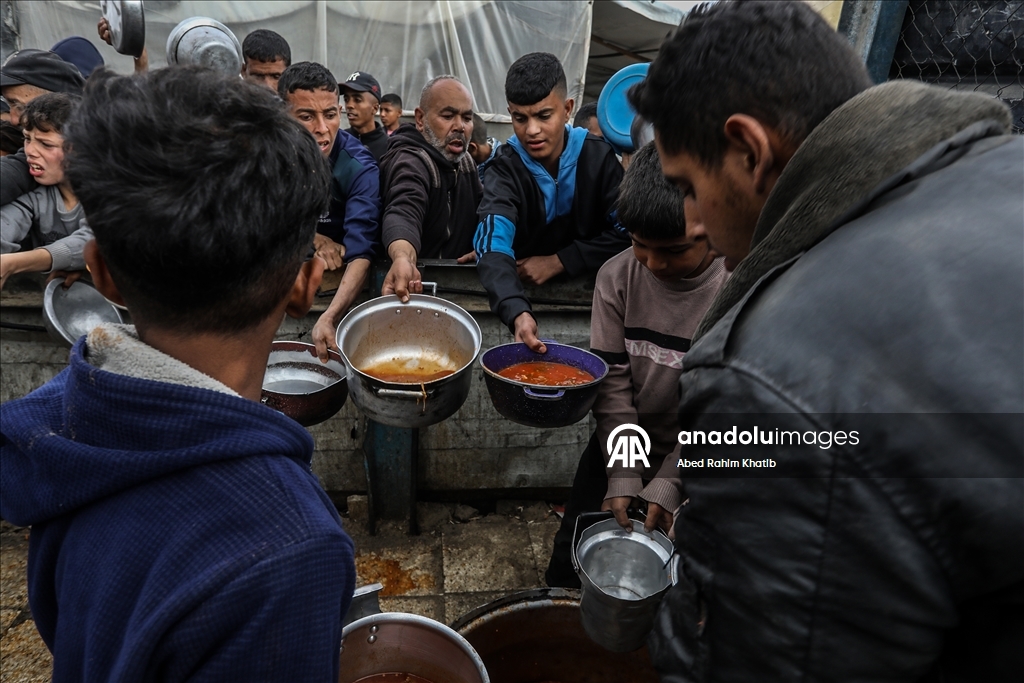 Gazze'de yerinden edilmiş Filistinlilere sıcak yemek dağıtıldı