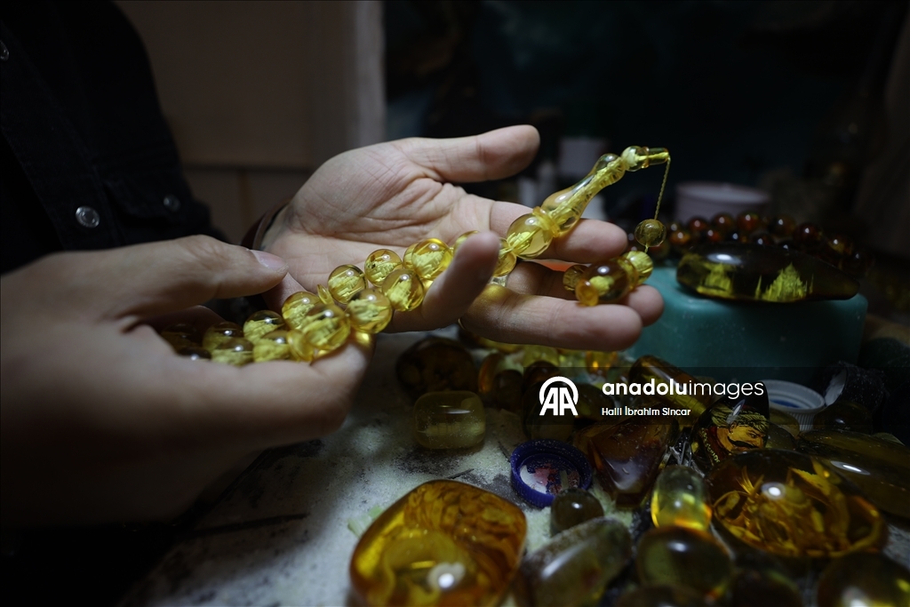 بإبرة وصبر.. فنان ينحت معالم تركيا داخل حبّات السبّحة