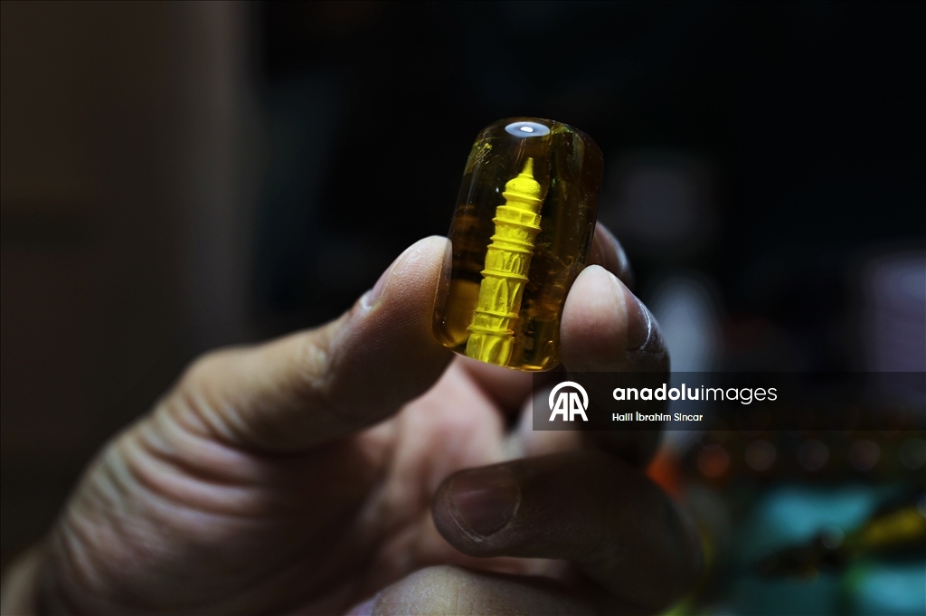 بإبرة وصبر.. فنان ينحت معالم تركيا داخل حبّات السبّحة