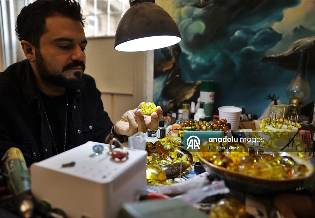 بإبرة وصبر.. فنان ينحت معالم تركيا داخل حبّات السبّحة