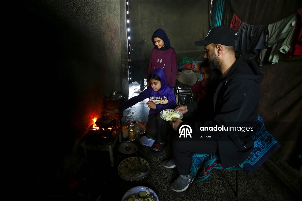 Gazze’de yerinden edilen aileler ramazan bayramına zor koşullar altında giriyor
