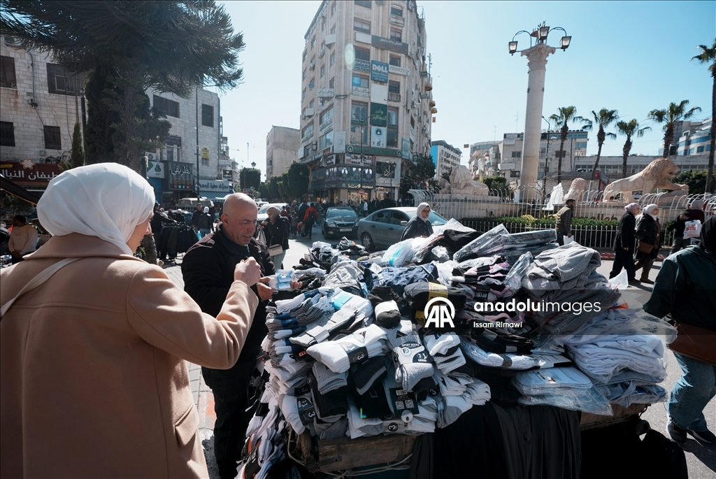 عيد الفطر بالضفة.. استعدادات خجولة وركود سببه إسرائيل 