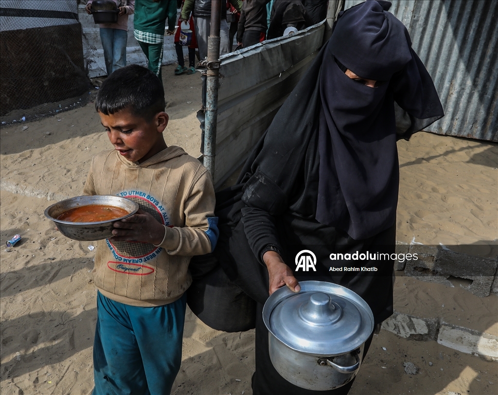 Gazze'de yerinden edilmiş Filistinlilere sıcak yemek dağıtıldı