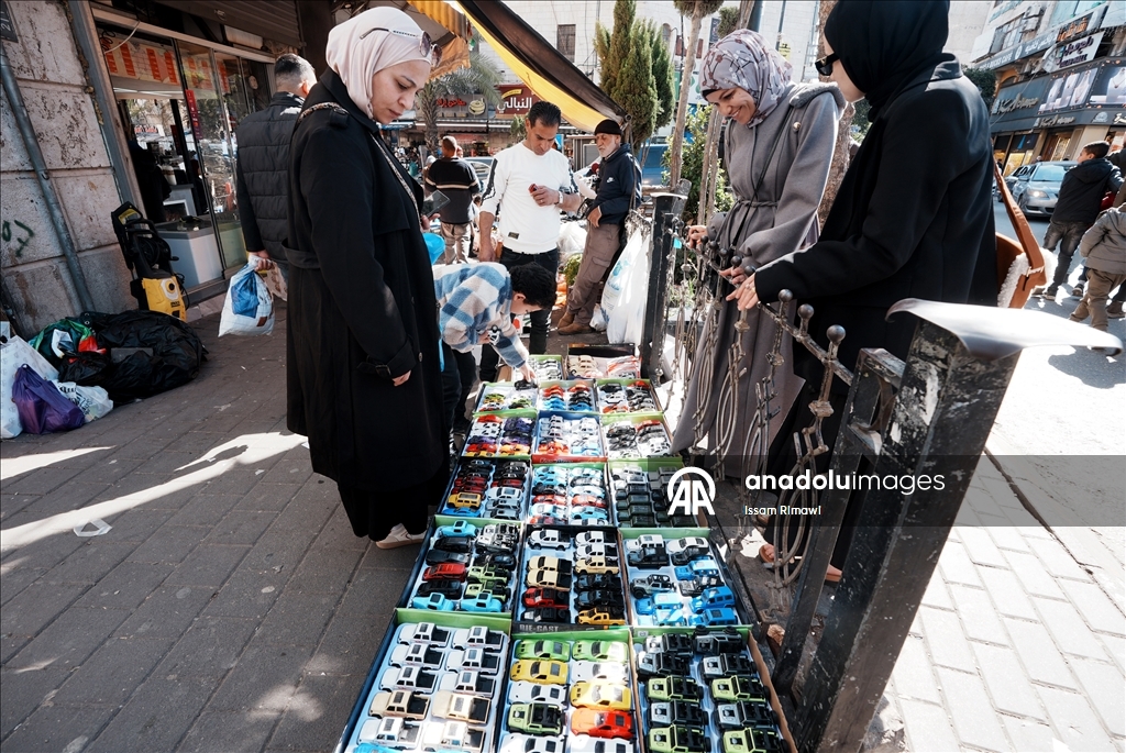 عيد الفطر بالضفة.. استعدادات خجولة وركود سببه إسرائيل 