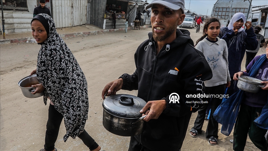 Gazze'de yerinden edilmiş Filistinlilere sıcak yemek dağıtıldı