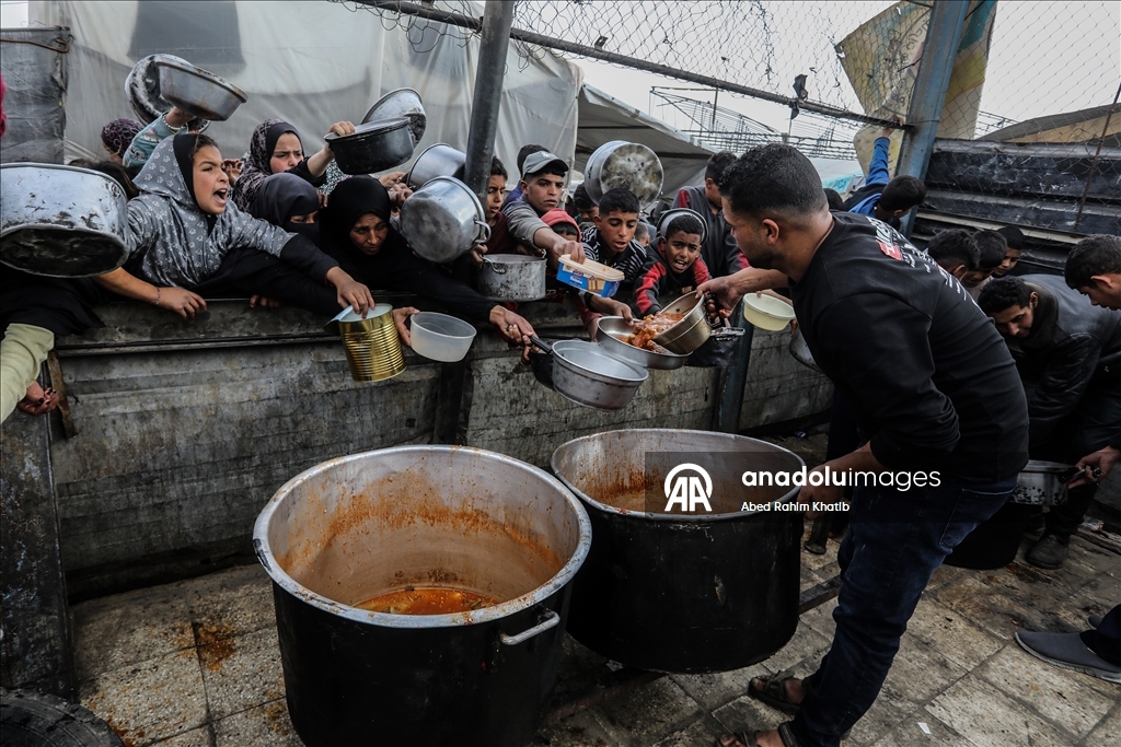 Gazze'de yerinden edilmiş Filistinlilere sıcak yemek dağıtıldı