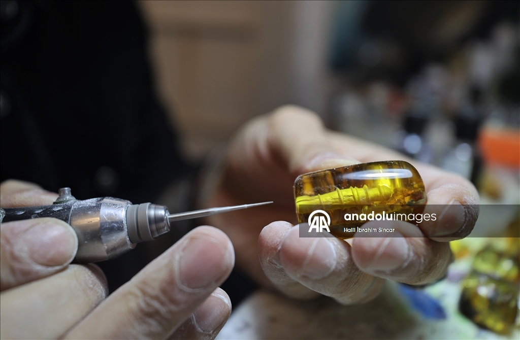 بإبرة وصبر.. فنان ينحت معالم تركيا داخل حبّات السبّحة